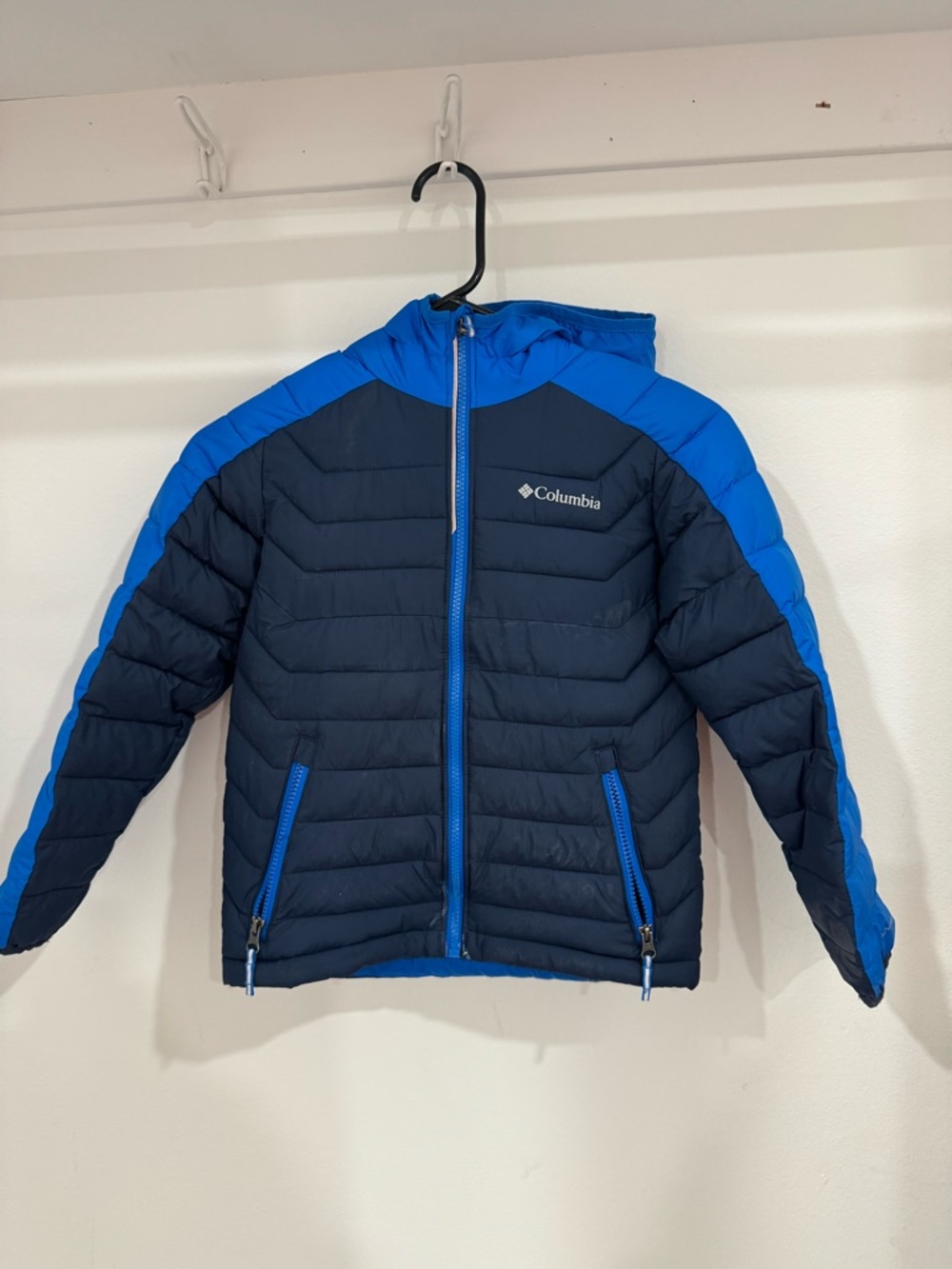 Columbia puffer jacket and fleece
For kids 
Size S